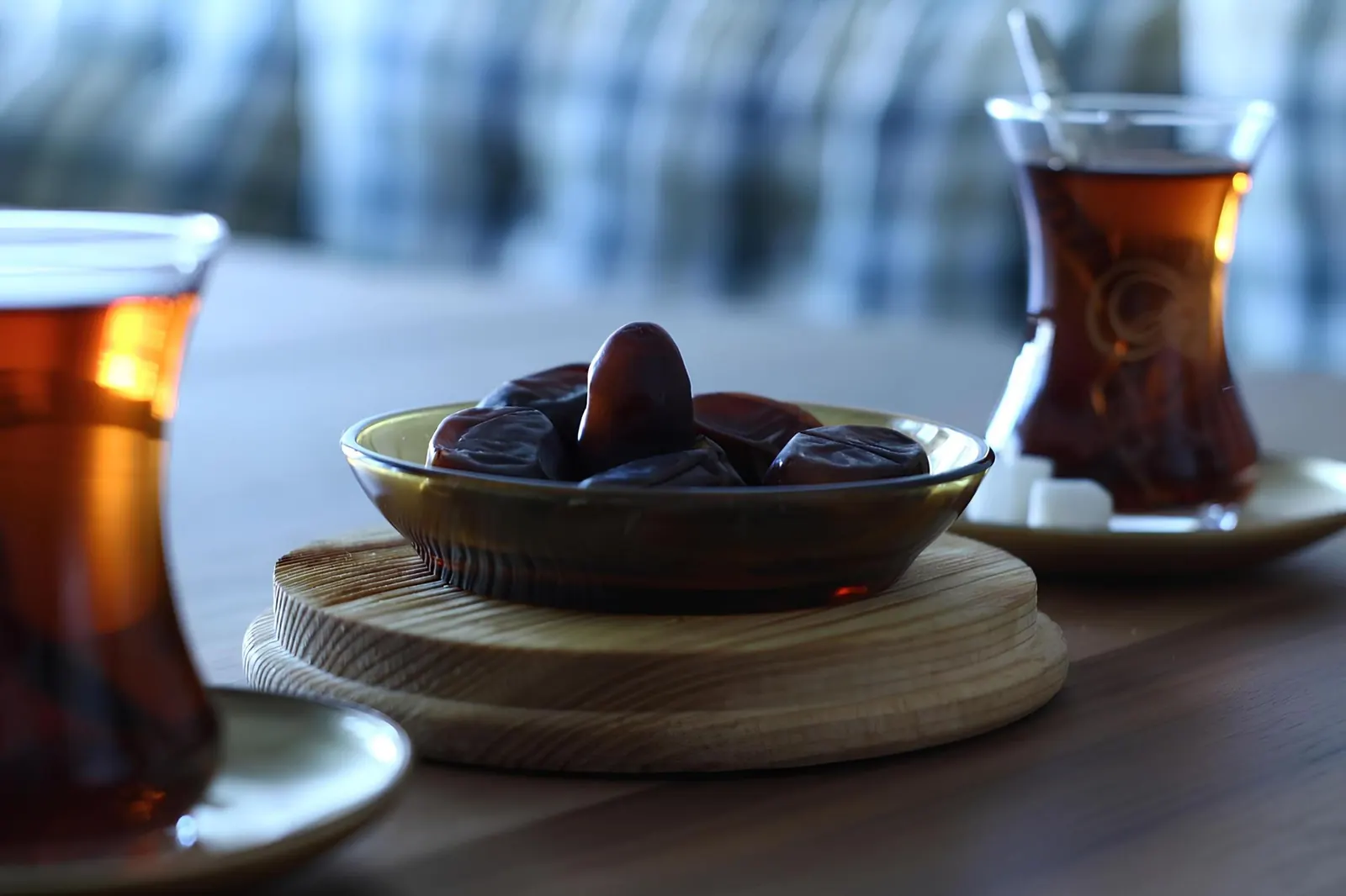 Bowl of dates with glasses of tea